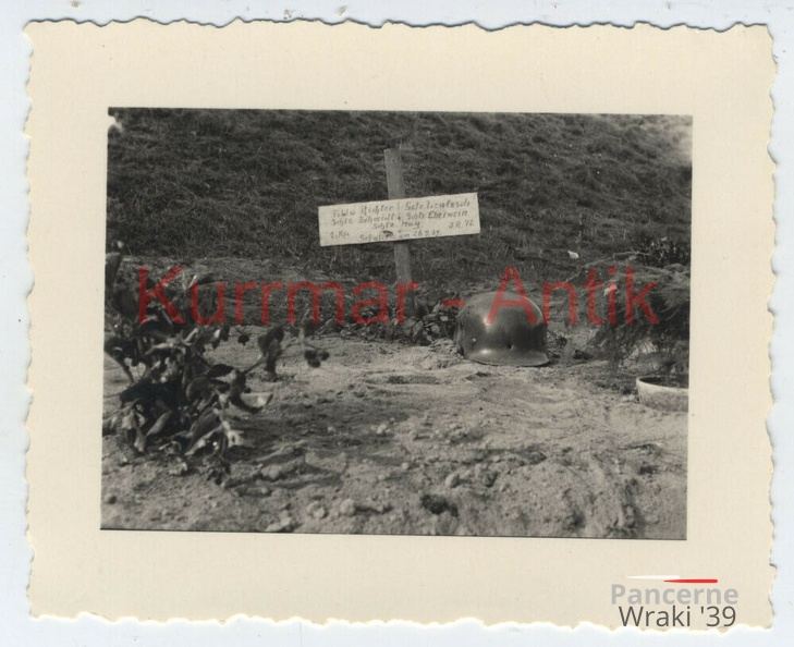 [Z.Inf.Rgt.072.001] C248 Foto Wehrmacht Infanterie Reg. 72 Polen Feldzug Grab kia Soldat Stahlhelm.jpg