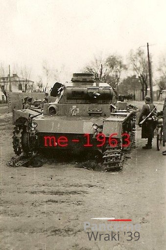 [Pz3][#001]{109}{a} Pz.Kpfw III Ausf.C, Pz.Rgt.1, #241, Sochaczew.jpg