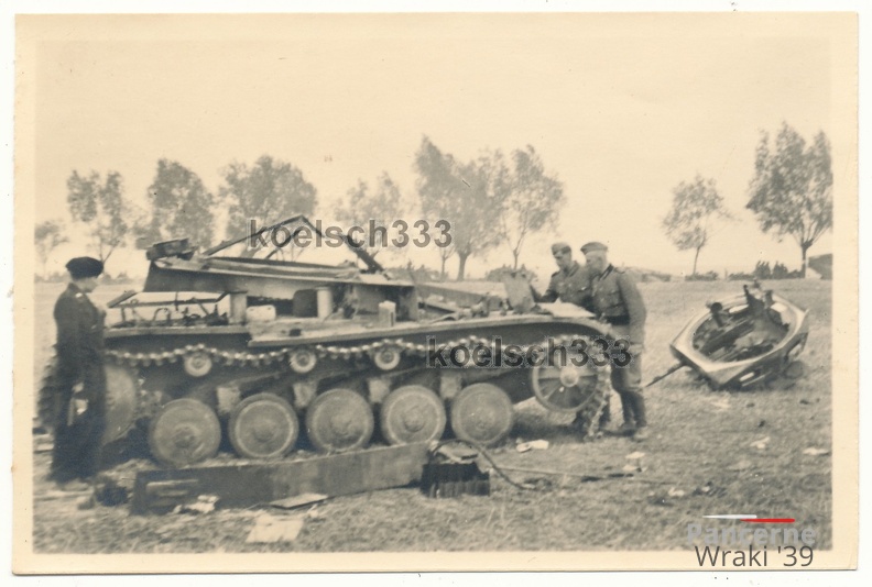 [Pz2][#008]{001}{a} Pz.Kpfw II Ausf.C, Pz.Rgt.1, #x12, pod Warszawą, odstrzelona wieża.jpg