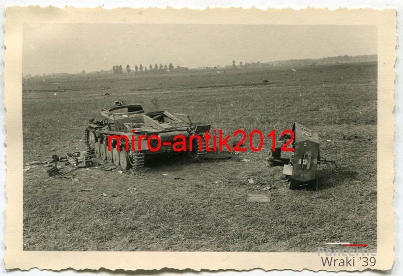 [Pz2][#008]{003}{a} Pz.Kpfw II Ausf.C, Pz.Rgt.1, #x12, pod Warszawą, odstrzelona wieża.jpg