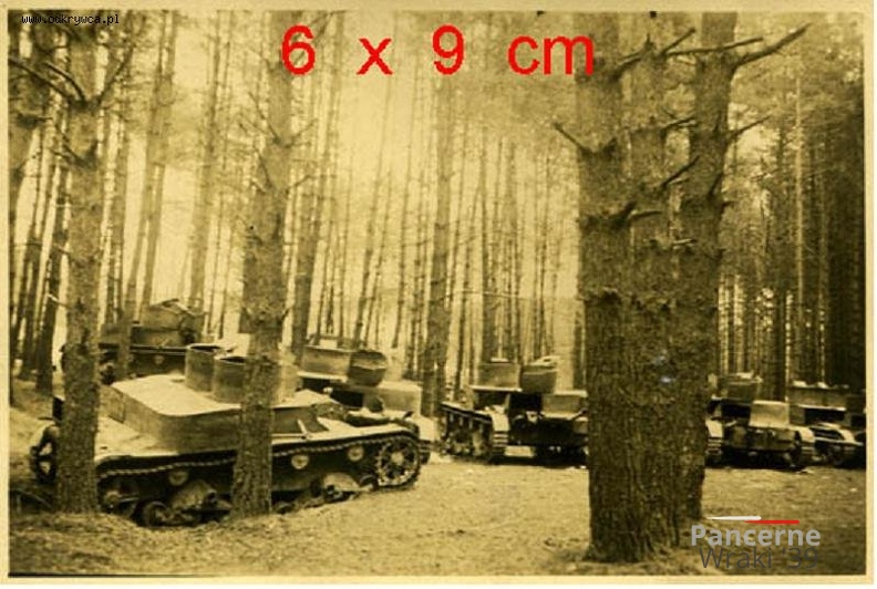 [Vickers][#021][#022][#023][#024]{001}{a} 12.KCzL, okolice Tomaszowa Lubelskiego (w lesie) ( 4 x dwuwieżowy ).jpg
