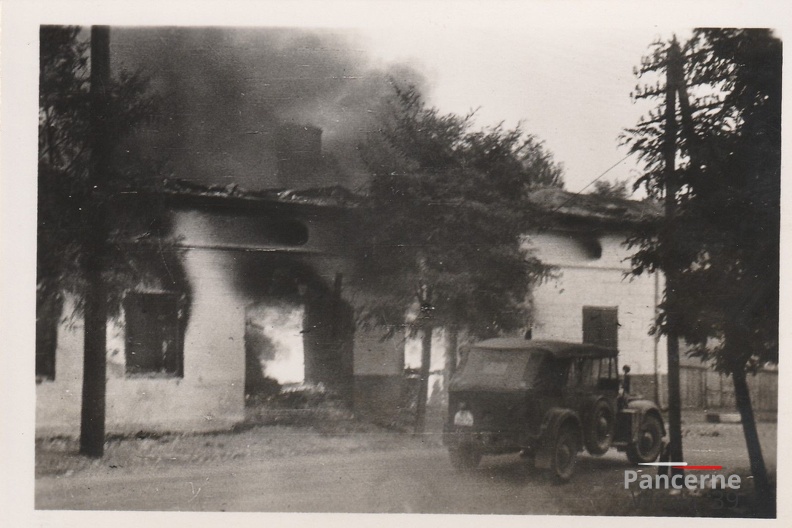 [Z.Pz.Div.04.001] 0050 Polen,polnische Häuser brennen, Rawicz, Kübelwagen, Wehrmacht aw.jpg