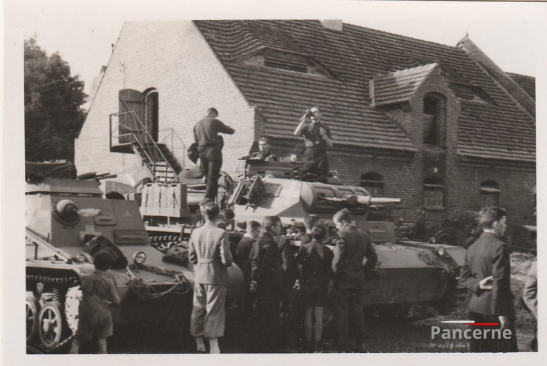 [Z.Pz.Div.04.001] 9999 Kunau Oberschlesien,Panzer II,SdKfz 265 Panzerbefehlswagen 1 aw.jpg