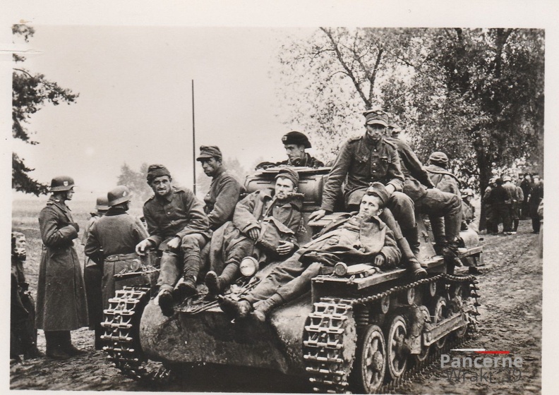 [Z.Pz.Div.04.001] 9999 Polenfeldzug,gefangene poln.Soldaten,deutscher Panzer PI.jpg