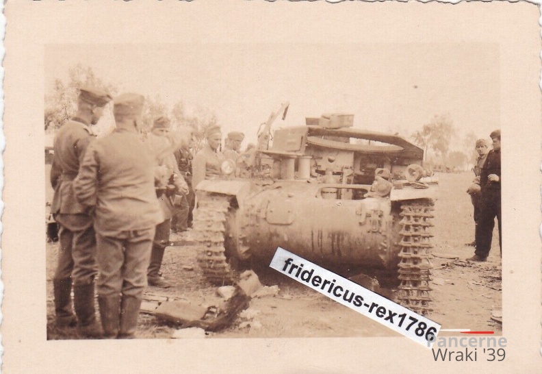 [Pz2][#008]{008}{a} Pz.Kpfw II Ausf.C, Pz.Rgt.1, #x12, pod Warszawą, odstrzelona wieża aw.jpg