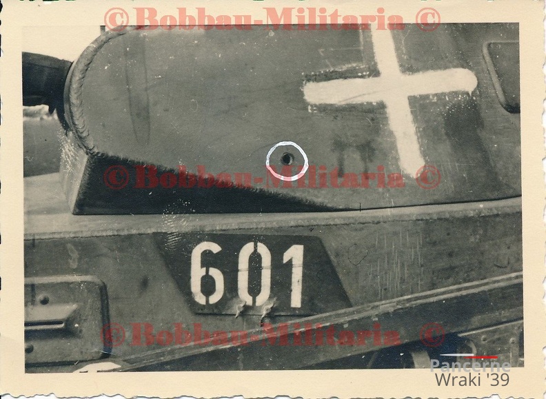 [Z.Pz.Rgt.07.001] L194 Polen Panzerkampfwagen Nummer 601 mit polnischen PAK Treffer Balkenkreuz aw.jpg