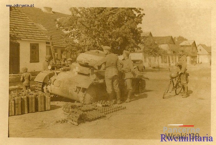 [Pz2][#614]{001}{a} Pz.Kpfw II Ausf.b, .ii_panzer_tank_in_polish_town_1939.jpg