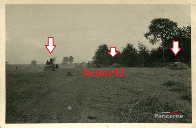 [Z.Pz.Rgt.03.001] Wehrmacht #18 Panzer Regt. 3 in Polen 1939 Panzer rücken über offenes Feld aw.jpg