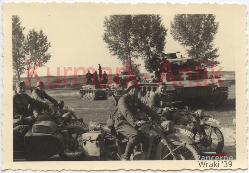 [Z.Pz.Rgt.23.002] H.Hartmann #10 4.!Pz Reg.23 Polen Feldzug Panzer IV + Motorrad !.jpg