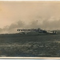 [Z.Inf.Rgt.20.001] #009 Foto polnische Beute Flugzeug Flugplatz vor brennendes WARSCHAU Polen 1939