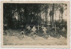 [Z.Inf.Rgt.20.001] #040 Foto Grab 10.ID Soldaten in Friedhof VONCQ Aisne Ardennen Frankreich 1940