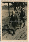 [Z.Art.Rgt.07.001] #034 Foto 17.ID Soldat m. polnische Partisan Gefangene Heckenschütze Polen 1939