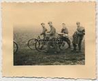 [Z.Art.Rgt.07.001] #035 Foto polnische Gefangene mit Fahrrad in Polen 1939