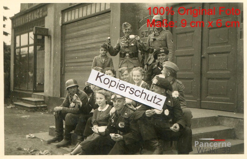 [Z.Pz.Rgt.31.002] 19390901 Panzer Rgt. 31 , Soldaten mit Mädchen in Loslau Wodzisław Śląski aw.jpg