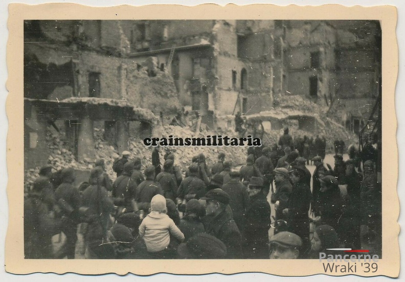 [Z.Inf.Rgt.72.002] #13 Orig. Foto Bevölkerung b. Einmarsch 46.ID in zerstörtes WARSCHAU Polen 1939
