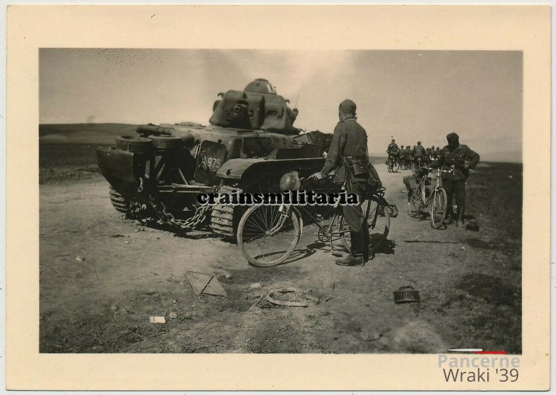 [Z.Inf.Rgt.72.002] #21 Orig. Foto 46.ID Soldaten m. Fahrrad bei Beute Panzer Tank Char Frankreich 1940
