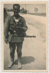 [Z.Inf.Rgt.72.002] #28 Orig. Foto 46.ID Soldat mit Erkennungsmarke EKM im Staub in Jugoslawien 1941