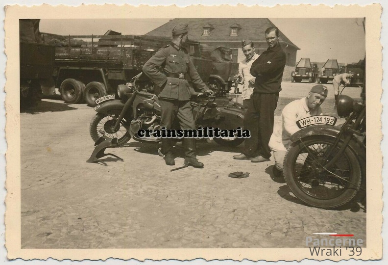 [Z.Art.Rgt.53.001] #008 Mechaniker Art.Rgt.53 mit Krad Motorrad Lkw in Kaserne ANSBACH 1939.jpg