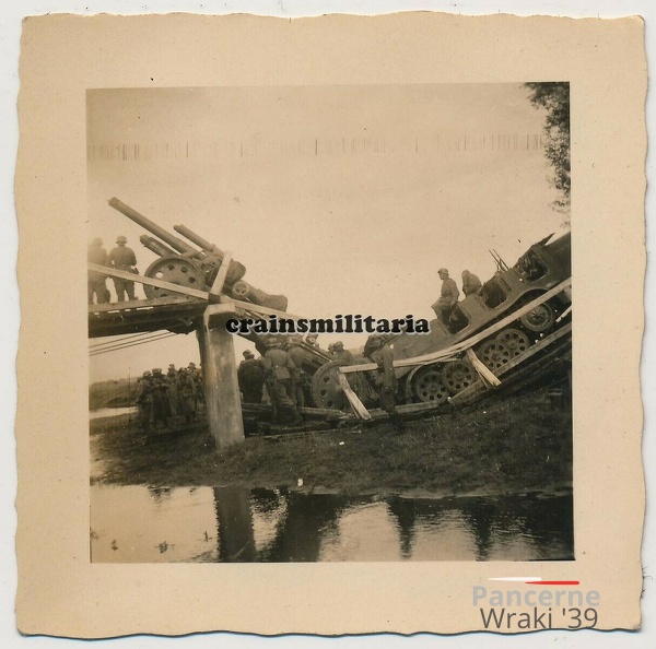 [Z.Art.Rgt.53.001] #022 Foto Unfall SdKfz Halbkette m. Geschütz Artillerie Brücke in Polen 1939.jpg