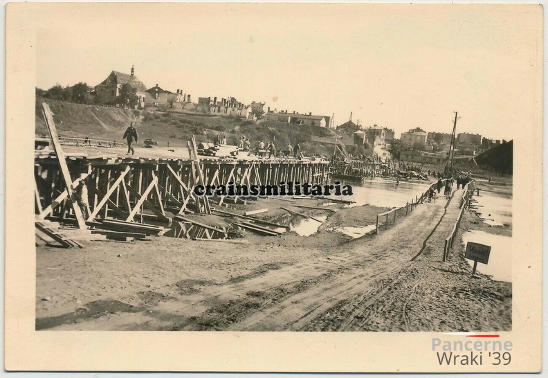 [Z.Art.Rgt.53.001] #025 Soldaten b. Brückenbau Notbrücke zerstörte Brücke Polen 1939 Warthe.jpg