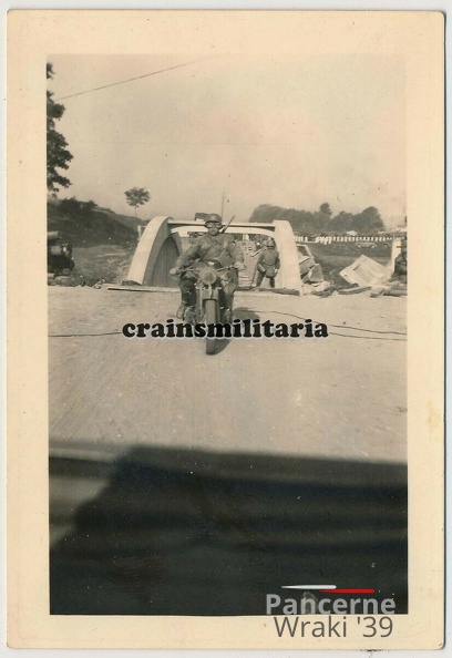 [Z.Art.Rgt.53.001] #026 Foto Vormarsch Krad Kradmelder b. zerstörte Brücke Polen 1939 Warthe.jpg