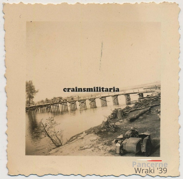 [Z.Art.Rgt.53.001] #027 Foto Krad Motorrad b. WARTHE Notbrücke Brücke Polen 1939 Warta.jpg