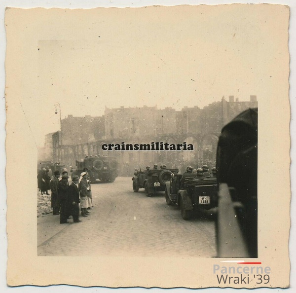 [Z.Art.Rgt.53.001] #051 Foto Einmarsch Art.Rgt.53 Kübelwagen in zerstörtes WARSCHAU Polen 1939