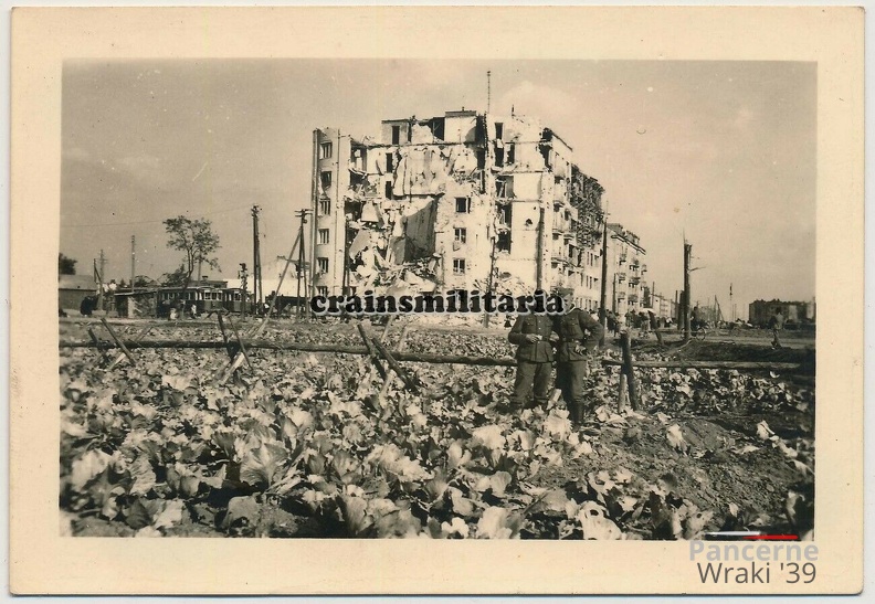 [Z.Art.Rgt.53.001] #054 Foto Soldaten Art.Rgt.53 bei Hochhaus in zerstörtes WARSCHAU Polen 1939.jpg