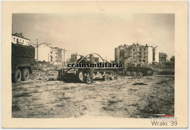 [Z.Art.Rgt.53.001] #055 Foto Soldaten Art.Rgt.53 bei zerstörte Panzer Tank in WARSCHAU Polen 1939.jpg