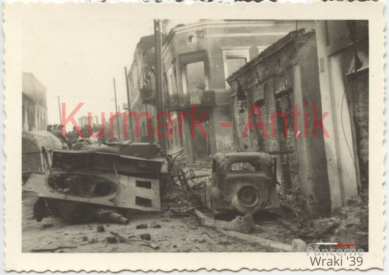 [Z.Inf.Rgt.59.002] A808 Foto Wehrmacht Infanterie Reg. 59 Polen Belchatów PKW Opel Panzer Ruine.jpg