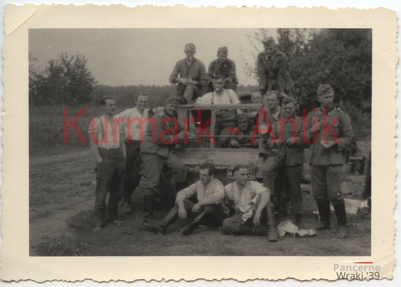[Z.Inf.Rgt.59.002] A908 Foto Wehrmacht Inf. Reg. 59 Polen Feldzug Wittkowice Bzura Beute Panzer.jpg
