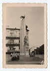 [Z.X0017] (p23) Polen 1939 Denkmal Gedenkstein Statue Adler einheimische Jugend
