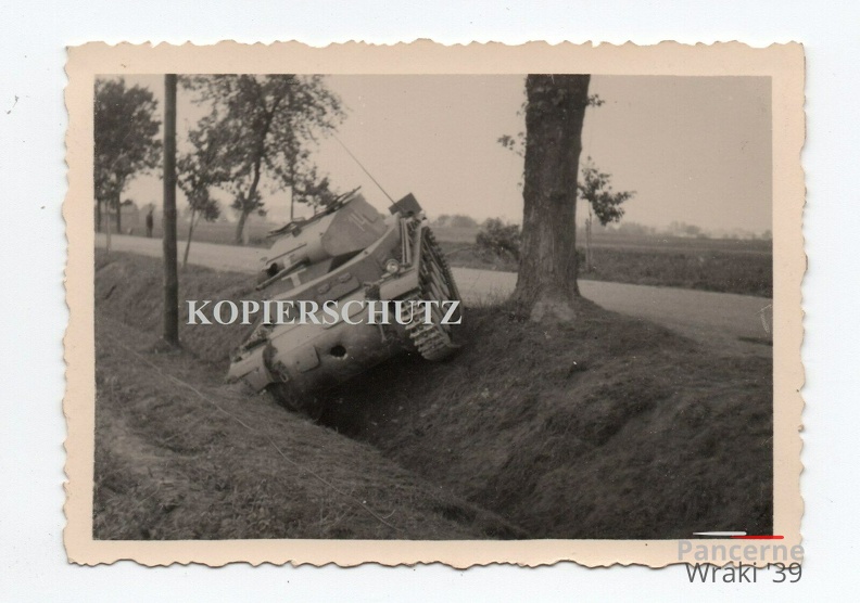 [Z.X0017] (p24) Polen 1939 zerst. panzer Tank funk SDkfz Kennung Emblem.jpg