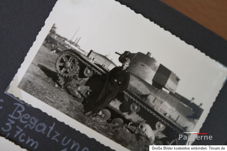 [7TP][#403]{001}{c} plac z czołgiami Panzer Regiment 1, w tle wysokie kominy (A.Pz.Rgt.01.001).jpg