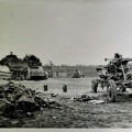 [7TP][#153]{003}{a} 1.BCzL, wieś w okolicach Tomaszowa Lubelskiego, po prawej ( blisko ) biała chata ze słomianym dachem