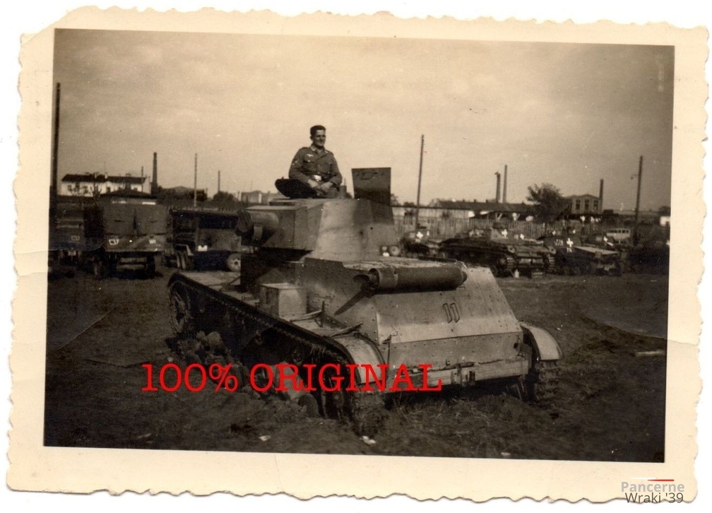 [7TP][#403]{003}{a} plac z czołgiami Panzer Regiment 1, w tle wysokie kominy