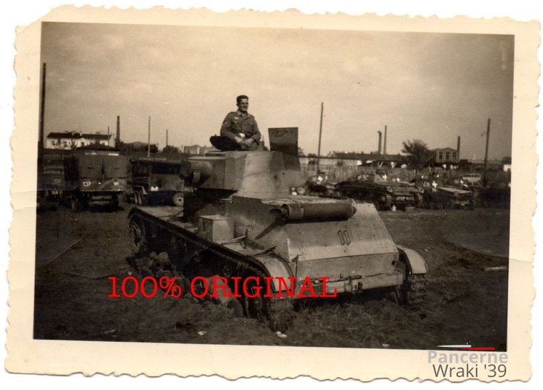 [7TP][#403]{003}{a} plac z czołgiami Panzer Regiment 1, w tle wysokie kominy.jpg