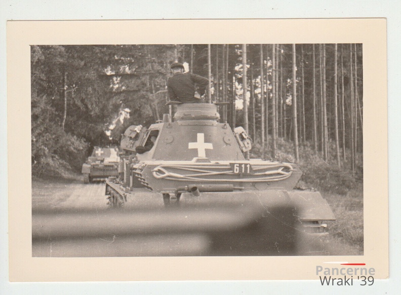 [S0005] Deutsche Kampfpanzer Panzer IV mit weißem Balkenkreuz beim Vormarsch 2.Weltkrieg.jpg