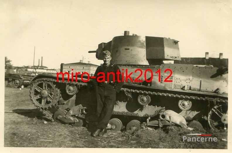 [7TP][#403]{001}{a} plac z czołgiami Panzer Regiment 1, w tle wysokie kominy