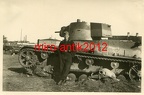 [7TP][#403]{001}{a} plac z czołgiami Panzer Regiment 1, w tle wysokie kominy