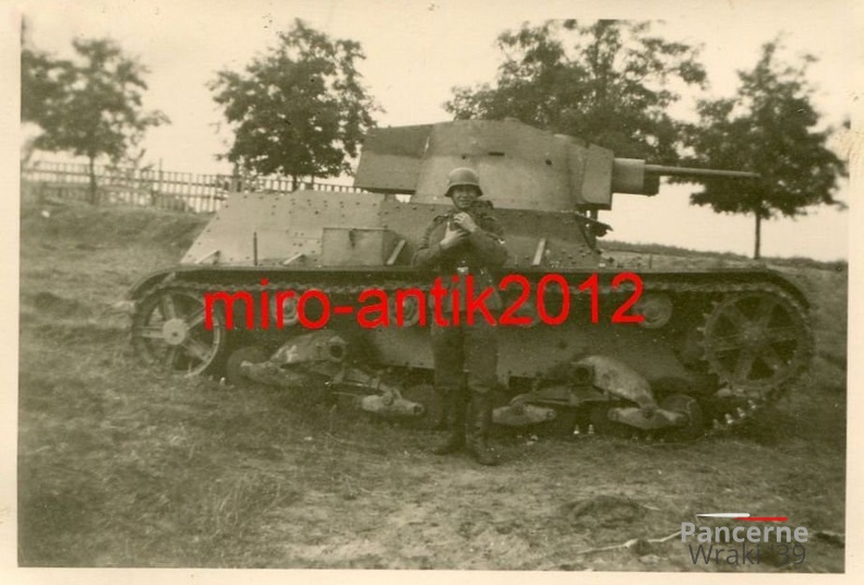 [7TP][#403]{002}{a} plac z czołgiami Panzer Regiment 1, w tle wysokie kominy