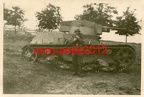 [7TP][#403]{002}{a} plac z czołgiami Panzer Regiment 1, w tle wysokie kominy