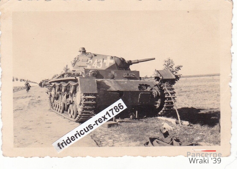 [S0012] Sd Kfz Panzer 3 Tank Kennung 243 nach Treffer Polen 1939 weißes Balkenkreuz aw.jpg