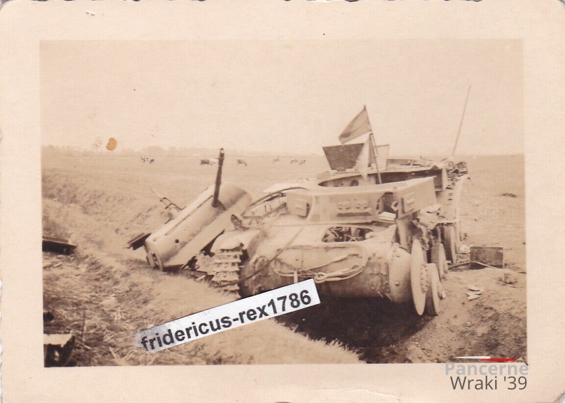 [S0013] deut. Panzer Tank PzKpfw nach Volltreffer Panzerturm neben der Wanne aw.jpg