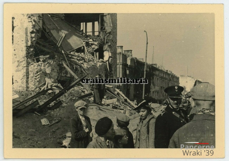 [Z.Inf.Rgt.44.001] Foto polnische Polizei und Bevölkerung in zerstörtes WARSCHAU Polen 1939.jpg