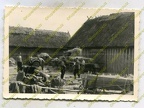 [Z.Pz.Rgt.07.004] #111 Panzer-Regiment 7, gut getarnter Panzer auf Bauernhof bei Różan, Polen aw