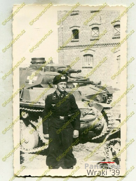 [Z.Pz.Rgt.07.004] #121 Panzer-Regiment 7, Helmut Weidle vor seinem Panzer, Węgrów, Polen aw.jpg