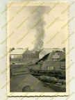 [Z.Pz.Rgt.07.004] #144 Panzer-Regiment 7, Blick vom Panzer auf brennende Synagoge Żelichów, Polen aw