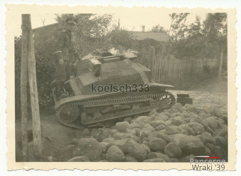 [TKS][#261]{002}{a} 63.KCzR, Grudusk - Spieß der Wehrmacht auf einer polnischen Panzer Tankette in Polen 1939.jpg