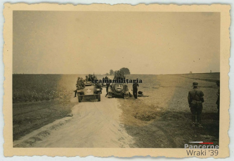[Z.Aufkl.Abt.(mot).08.001] #056 Foto Vormarsch 5.PD Panzerspähwagen 8-Rad SdKfz 263 und 222 in Polen 1939.jpg